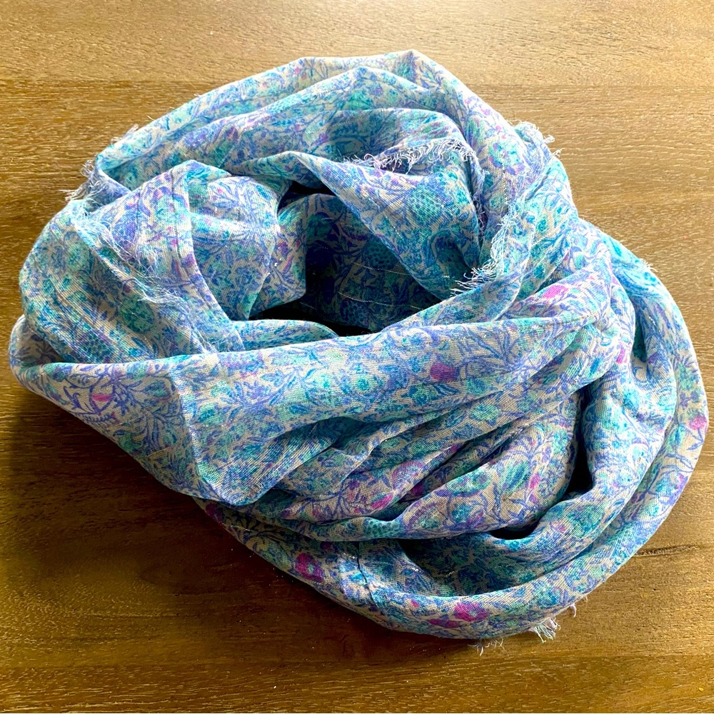 🐻 2/$25 • AEO | Floral Infinity Scarf